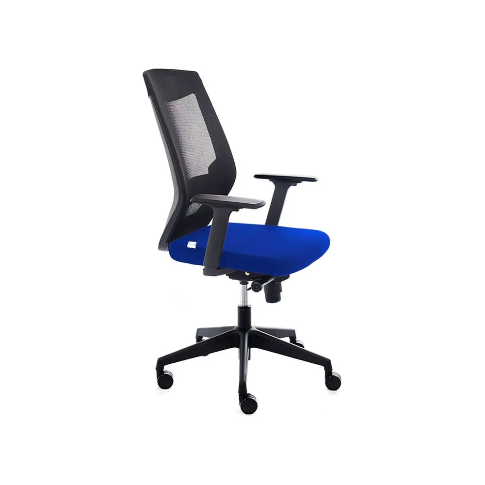 Silla Rocada de Oficina con Brazos Tapizada en Tela Ignifuga Azul y Respaldo en Polimero Negro